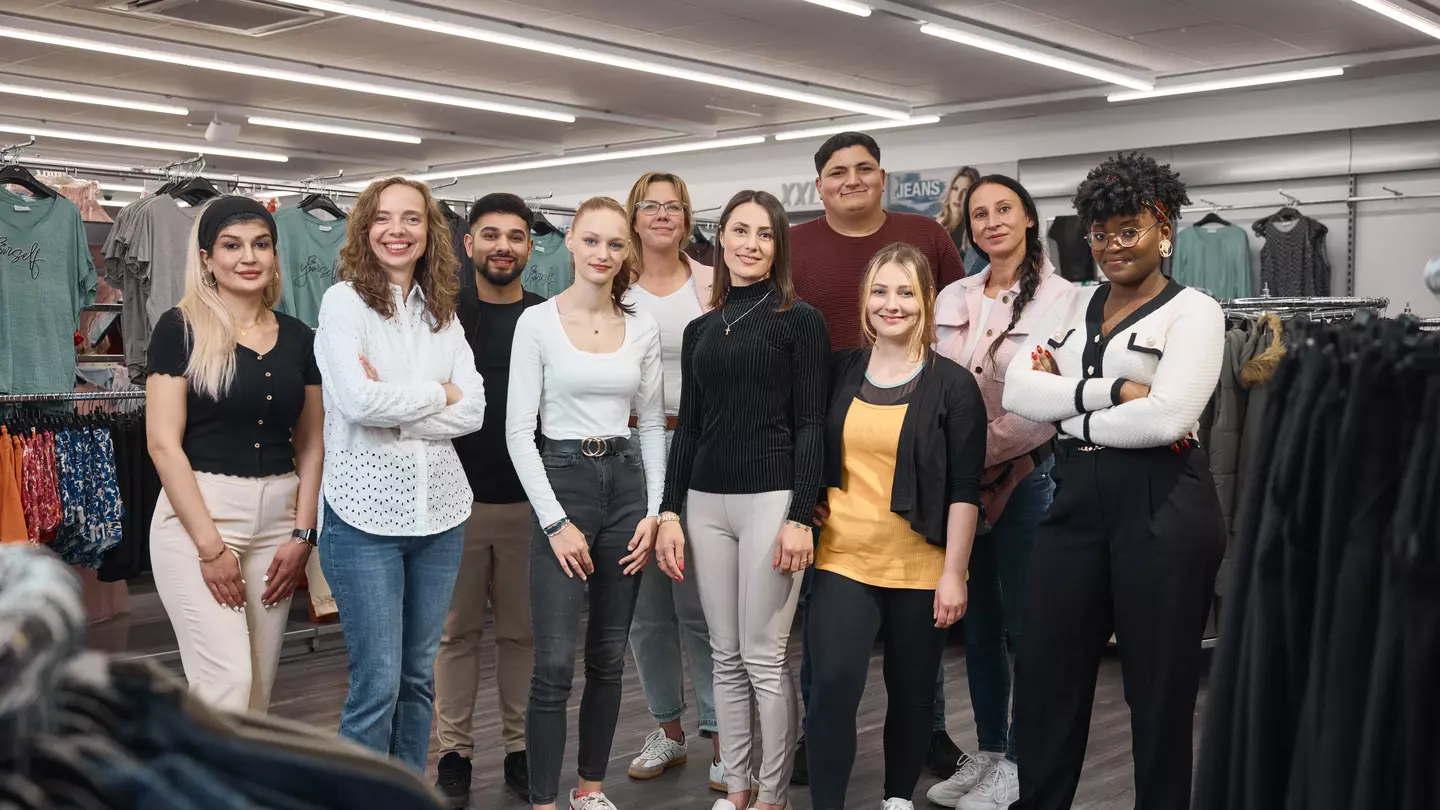 Eine Gruppe Menschen in der Filiale.