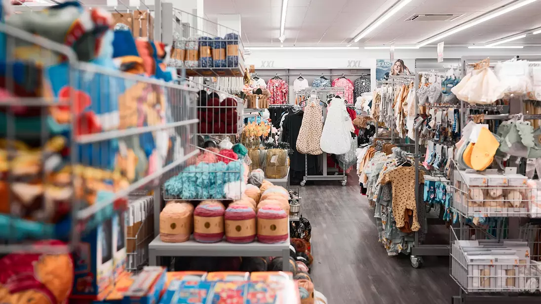 Warenpräsentation vom Non-Food und Textil-Sortiment in einer KiK-Filiale 