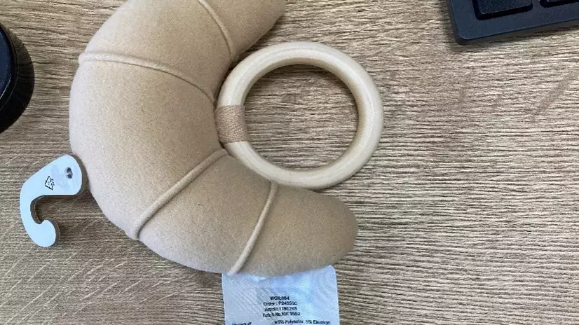Aufgrund mangelnder Produktsicherheit zurückgerufenes Plüschcroissant mit Holzring von Ergee