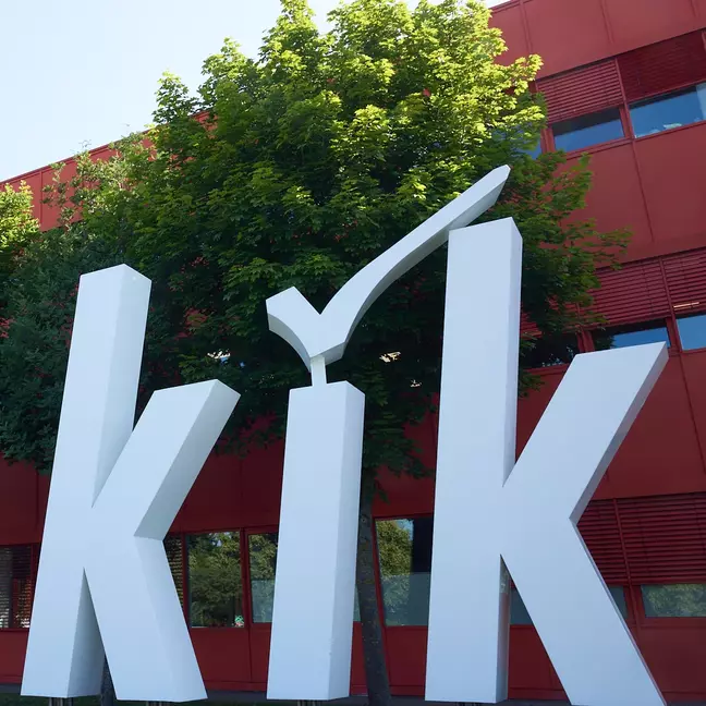 Großes KiK-Logo im Außenbereich der KiK-Zentrale