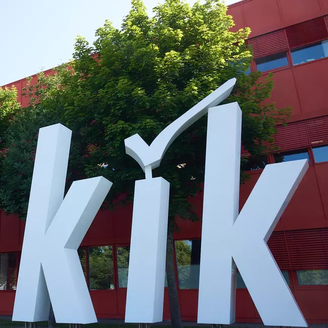 Großes KiK-Logo im Außenbereich der KiK-Zentrale