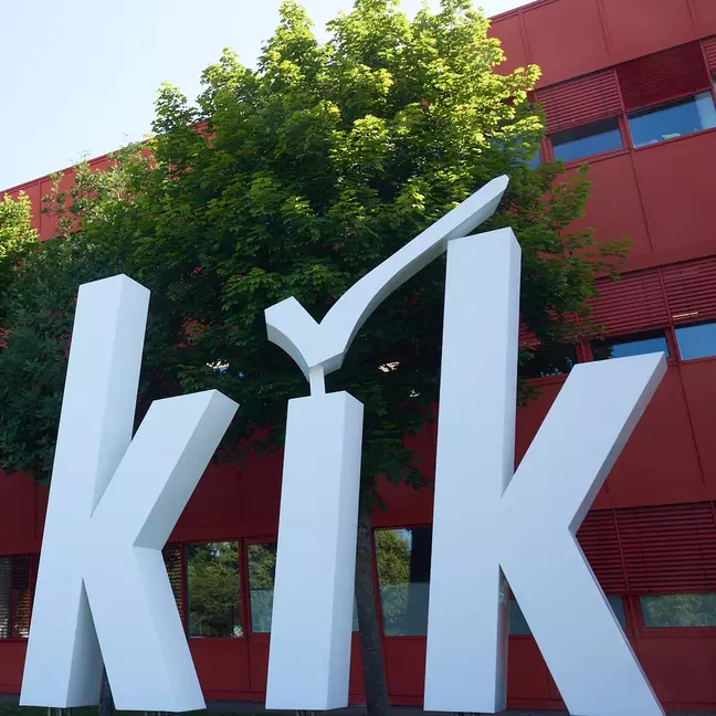 Großes KiK-Logo im Außenbereich der KiK-Zentrale
