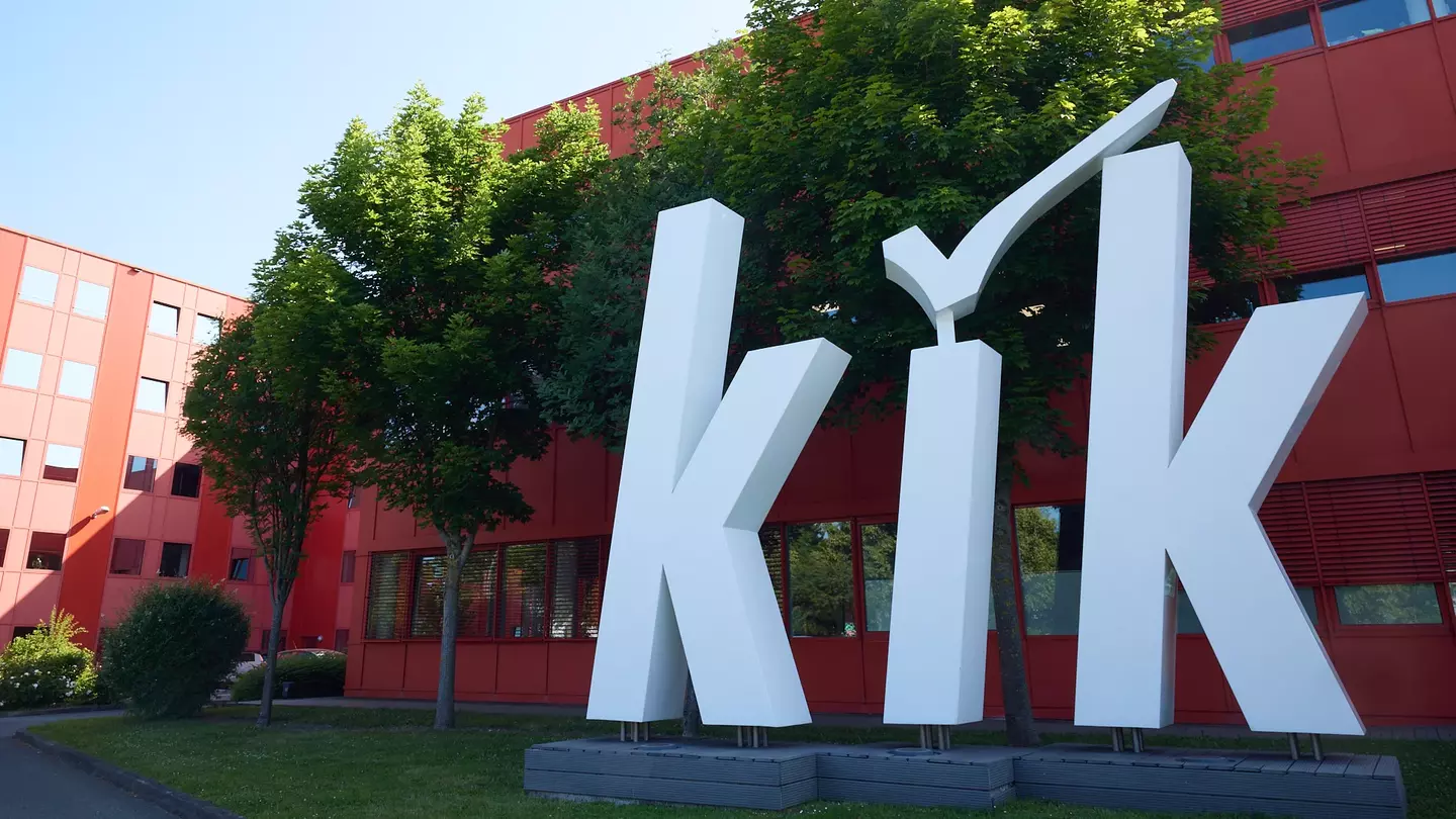 Großes KiK-Logo im Außenbereich der KiK-Zentrale