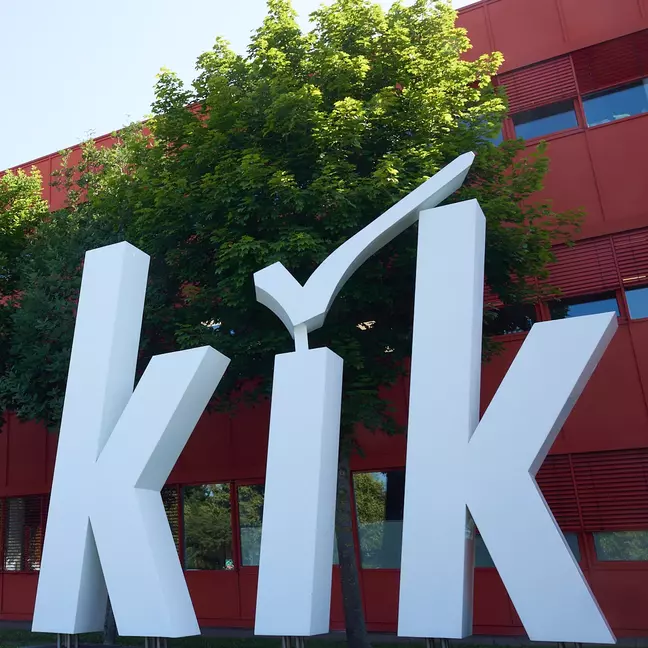 Großes KiK-Logo im Außenbereich der KiK-Zentrale