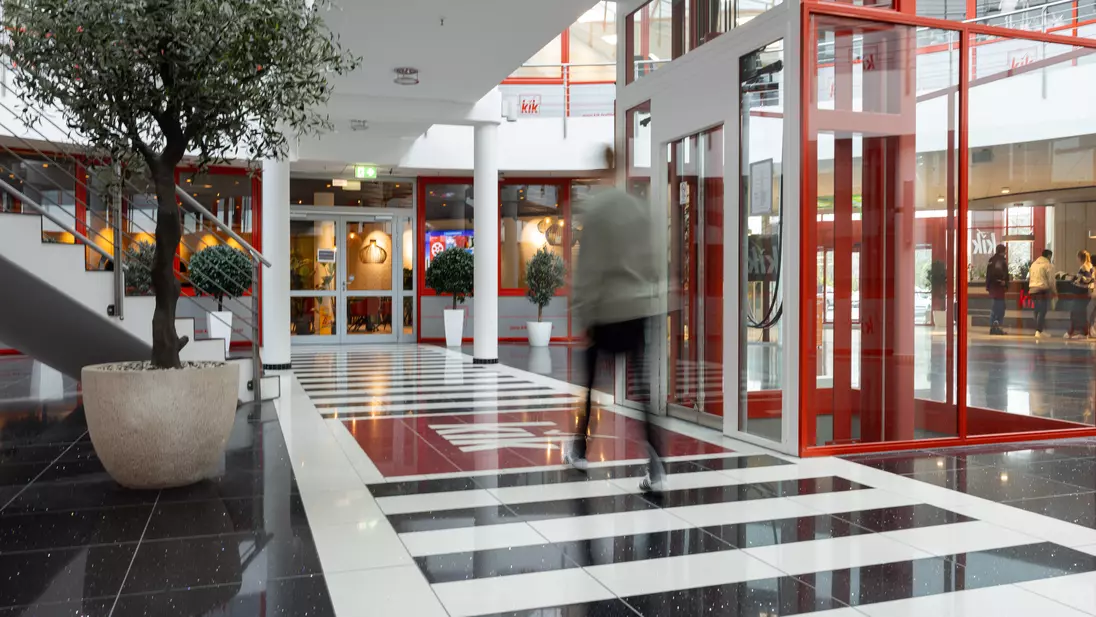 Eingangsbereich der KiK-Europazentrale.