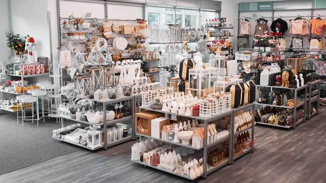 Innenansicht einer Filiale mit Regalen und Auslagen für Dekorations- und Haushaltsartikel.