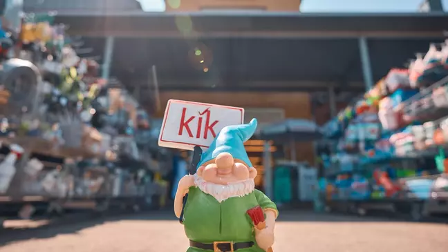 Gartenzwerg mit KiK-Logo vor dem Eingang einer KiK-Filiale