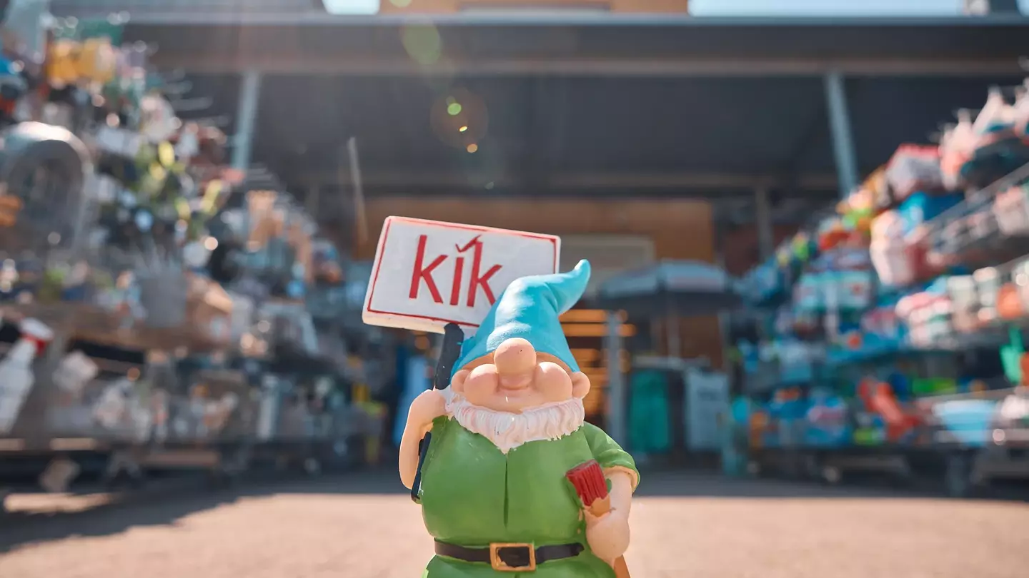 Gartenzwerg mit KiK-Logo vor dem Eingang einer KiK-Filiale 