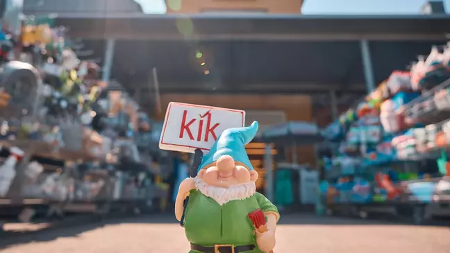 Gartenzwerg mit KiK-Logo vor dem Eingang einer KiK-Filiale 
