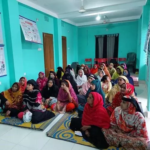 Teilnehmerinnen eines Frauencafes in Bangladesch bei einer gemeinsamen Aktivität