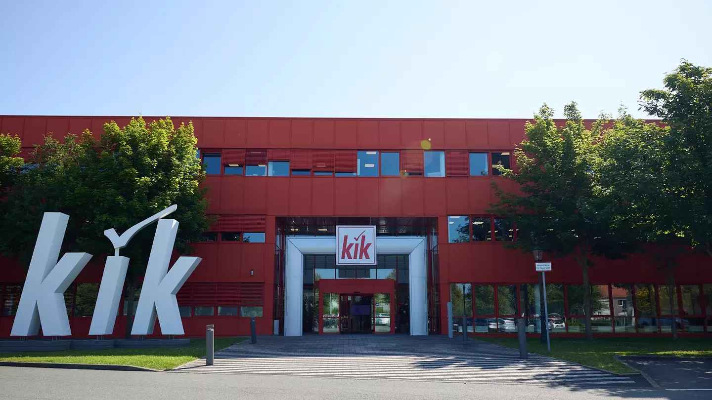 Eingangsbereich der KiK-Zentrale in Bönen mit großem KiK-Logo.