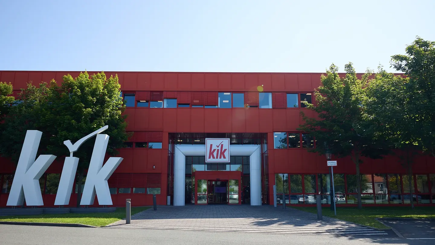 Eingangsbereich der KiK-Zentrale in Bönen mit großem KiK-Logo.