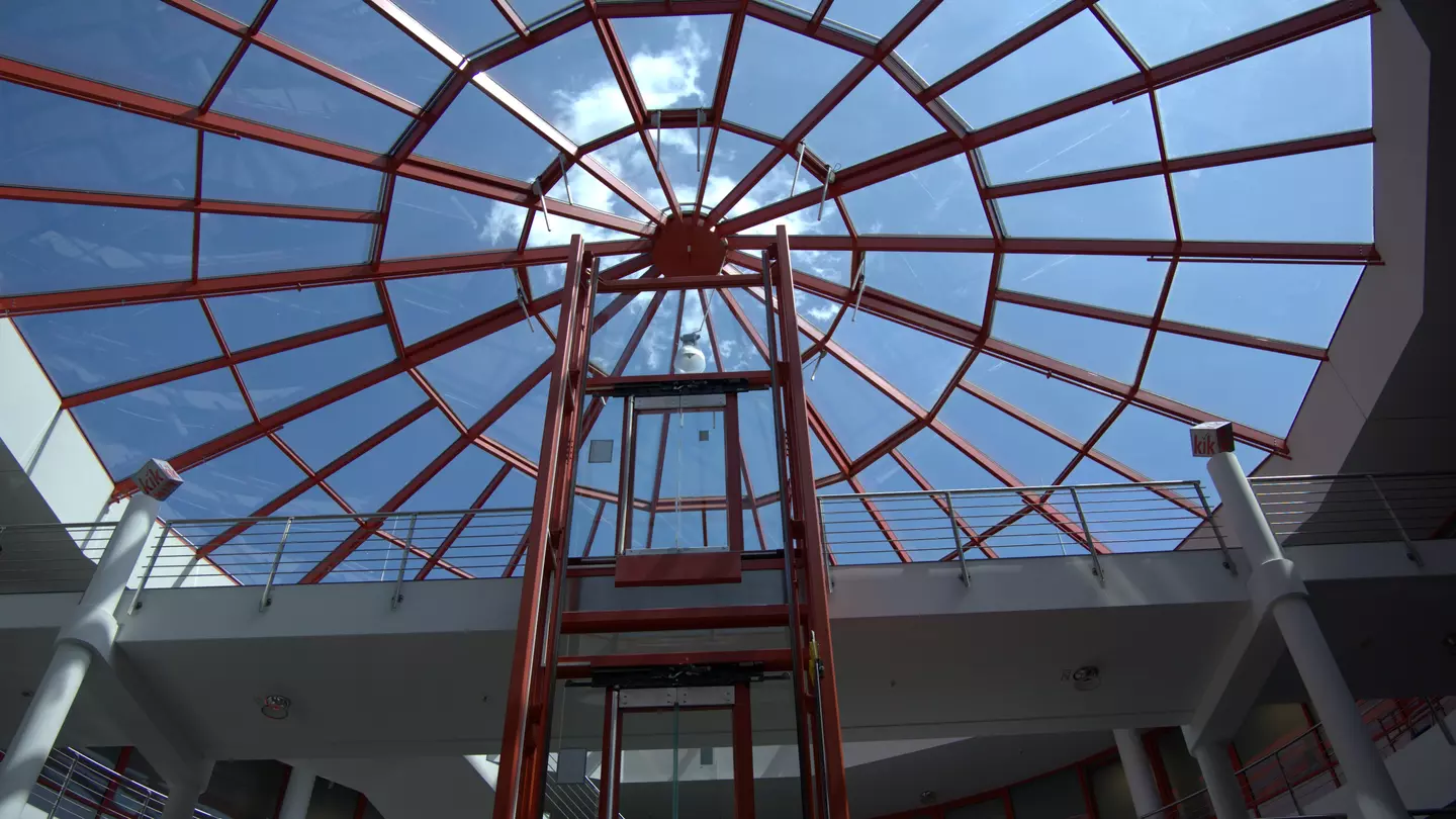 Großes luftiges Foyer der KiK Europazentrale in Bönen mit Glasdach 