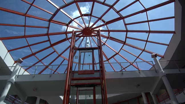 Großes luftiges Foyer der KiK Europazentrale in Bönen mit Glasdach