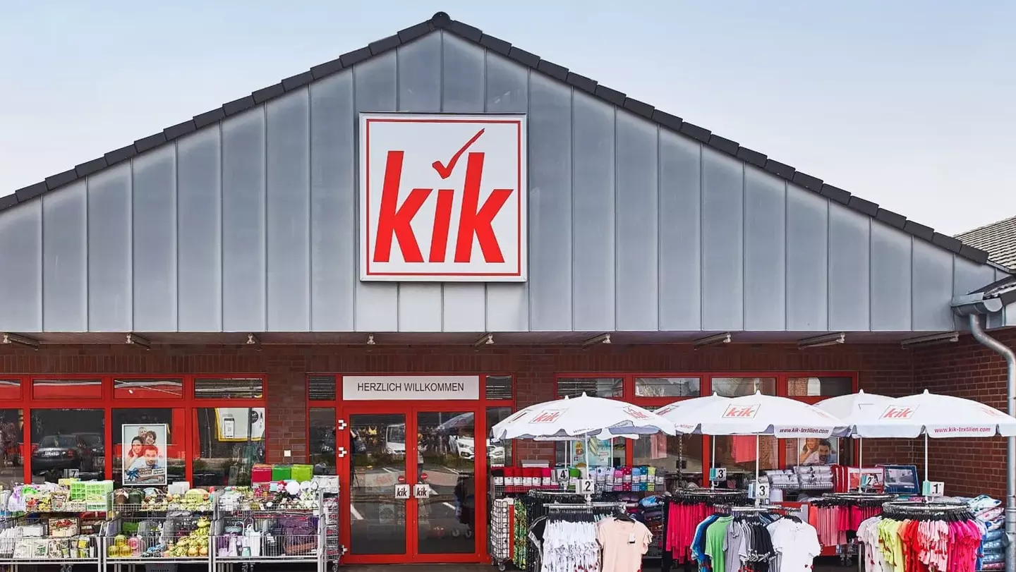 KiK Filiale mit großem KiK Logo und großer Außenverkaufsfläche