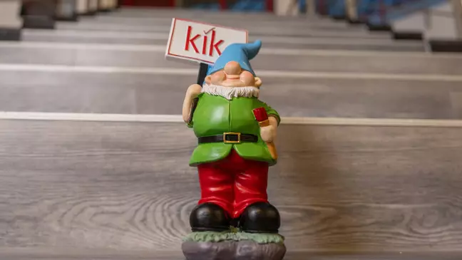 Gartenzwerg mit KiK-Logo auf einer Treppe als Symbol für das KiK-Sortiment