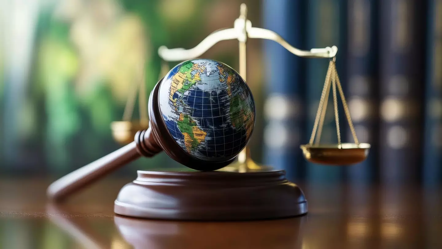Richterhammer mit Globus und Waage sinnbildlich für die gesetzlichen Regelungen und Anforderungen für KiK im ESG-Bereich