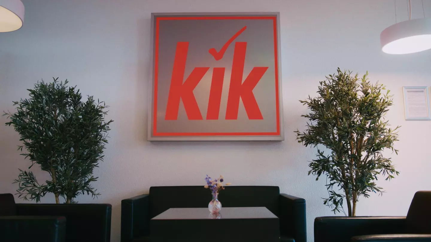 Sitzecke mit großem KiK Schild im Empfangsbereich der Europazentrale in Bönen