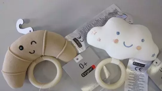 Aufgrund mangelnder Produktsicherheit zurückgerufenes Spielzeug von Ergee als Croissant oder Wolke