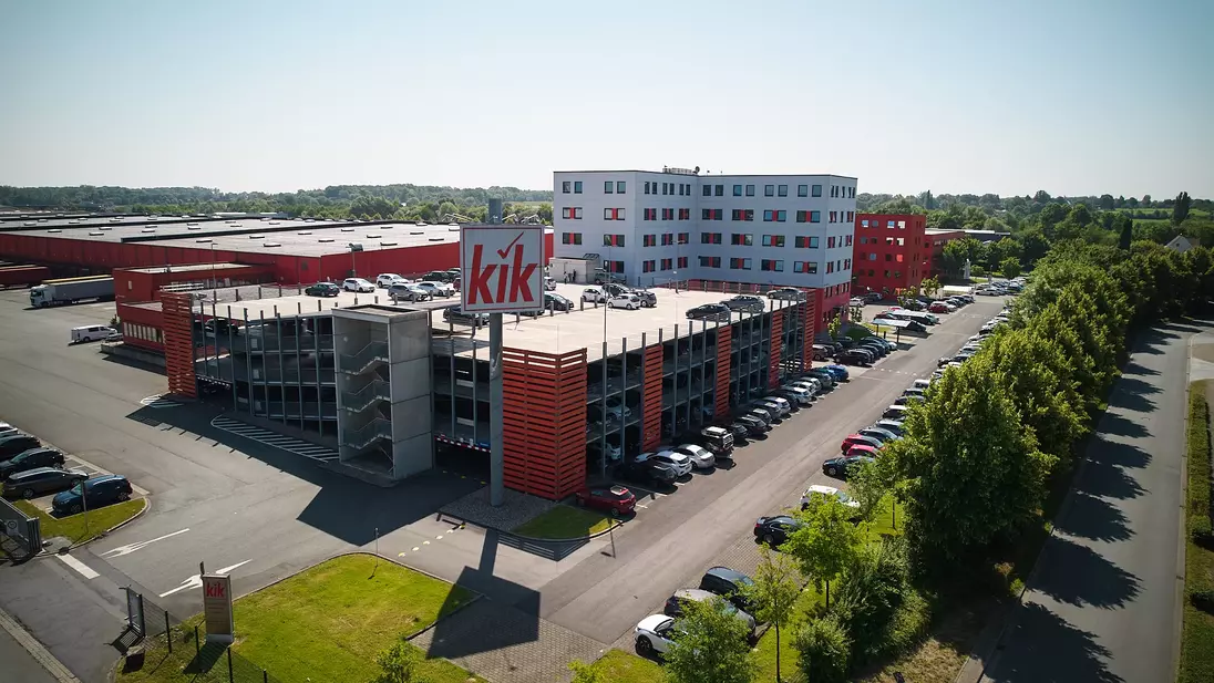 Außenansicht des KiK-Gebäudes mit einem Parkhaus.