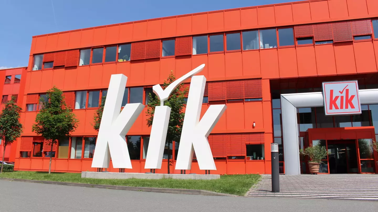 Eingangsbereich der KiK-Zentrale in Bönen mit großem KiK- Logo