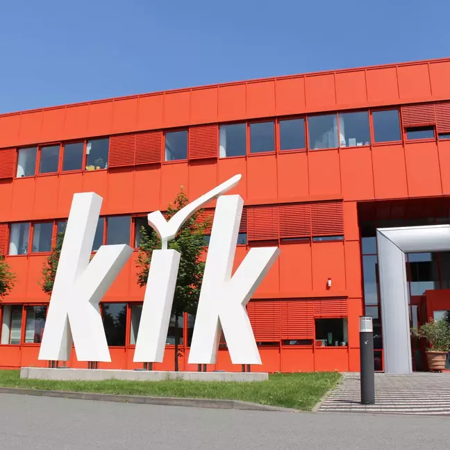 Eingangsbereich der KiK-Zentrale in Bönen mit großem KiK-Logo